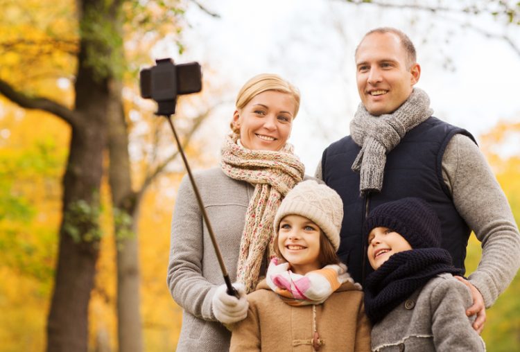 family-photo-selfie-stick-backup-google-sharing